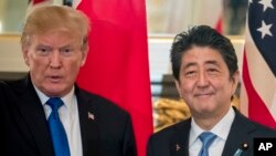 ABŞ-nyň prezidenti Donald Tramp Ýaponiýanyň premýer-minsitri Şinzo Abe bilen. Arhiw suraty 