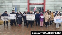 აქციის მონაწილეები დილის 11 საათიდან შეიკრიბნენ.