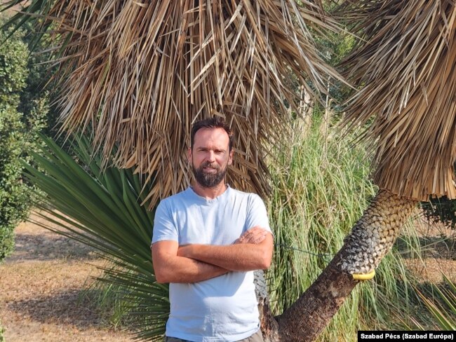 Huber Kálmán a Villányi-hegység déli oldalán kialakított mediterrán arborétumában egy yucca előtt