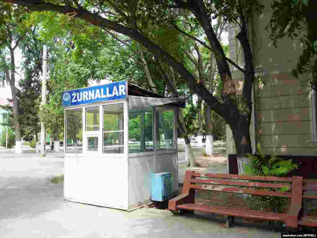 Gazet-žurnal satylýan kiosk