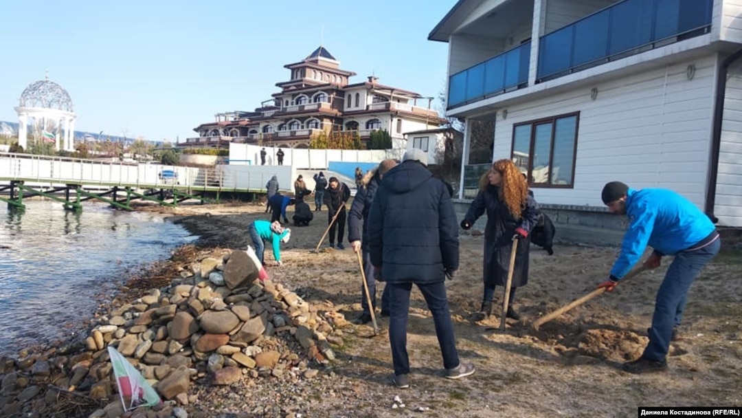 Акцията на Организацията за закрила на българските граждани на плажа в "Росенец" в неделя, 17 януари 2021 г. Снимка Даниела Костадинова