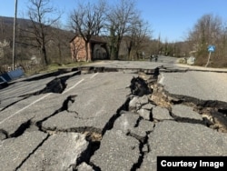 კურსებისკენ მიმავალი ბეტონის დანგრეული გზა
