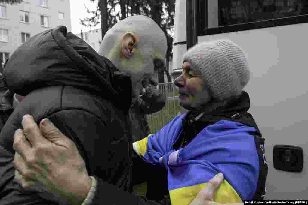 На декого вже на місці чекала мама і змогла пригорнути вперше за довгий час, 11 квітня 2026 року