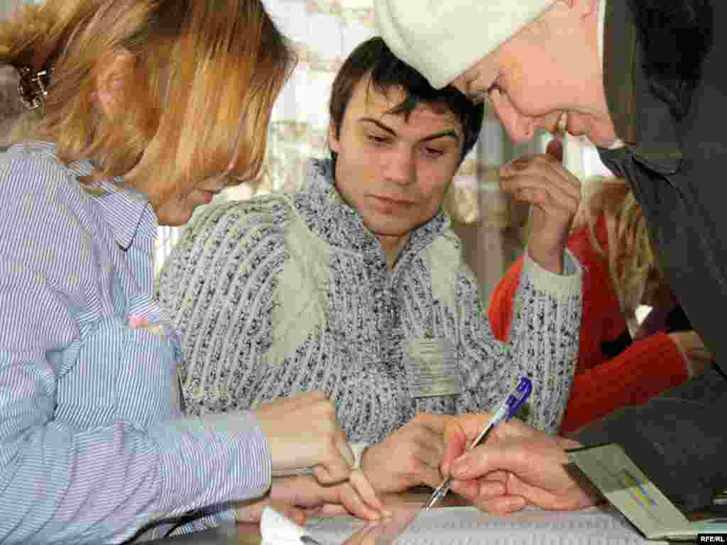 Жінка розписується в отриманні бюлетеня, Київ