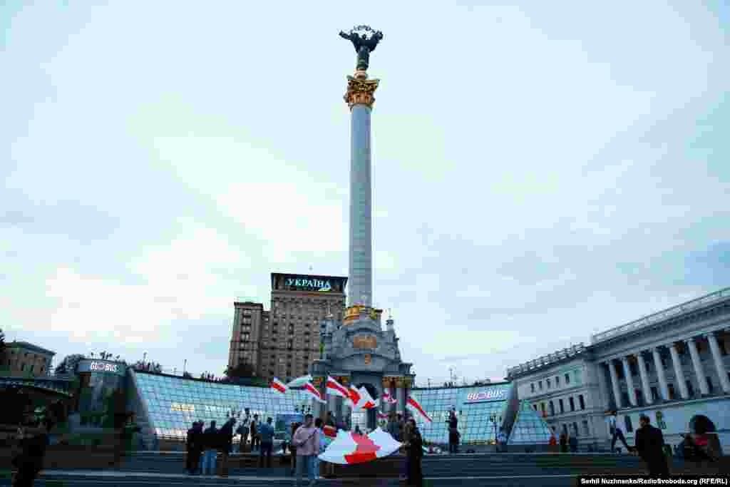 Активісти розгорнули&nbsp;15-метровий стяг у центрі Києва