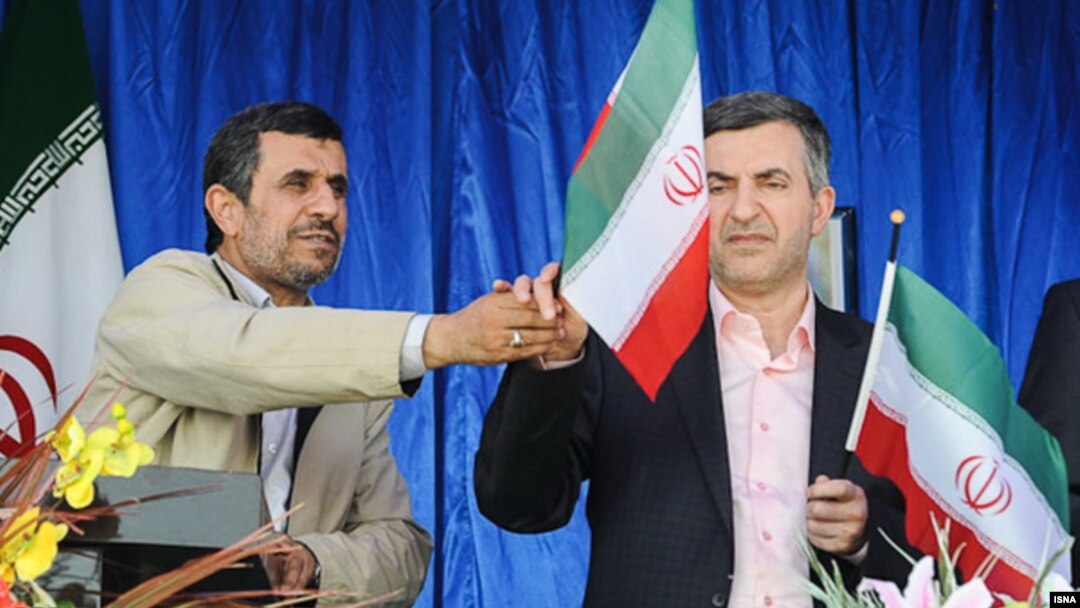 محمود احمدی‌نژاد در حاشیه یک سخنرانی در استان سمنان، پرچم ایران را به دست اسفندیار رحیم‌مشایی داد.