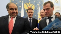 Russian President Dmitry Medvedev (right) with Alisher Usmanov (left) in 2011