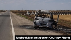 Спалене російськими дронами авто на трасі Херсон-Миколаїв, липень 2025 року