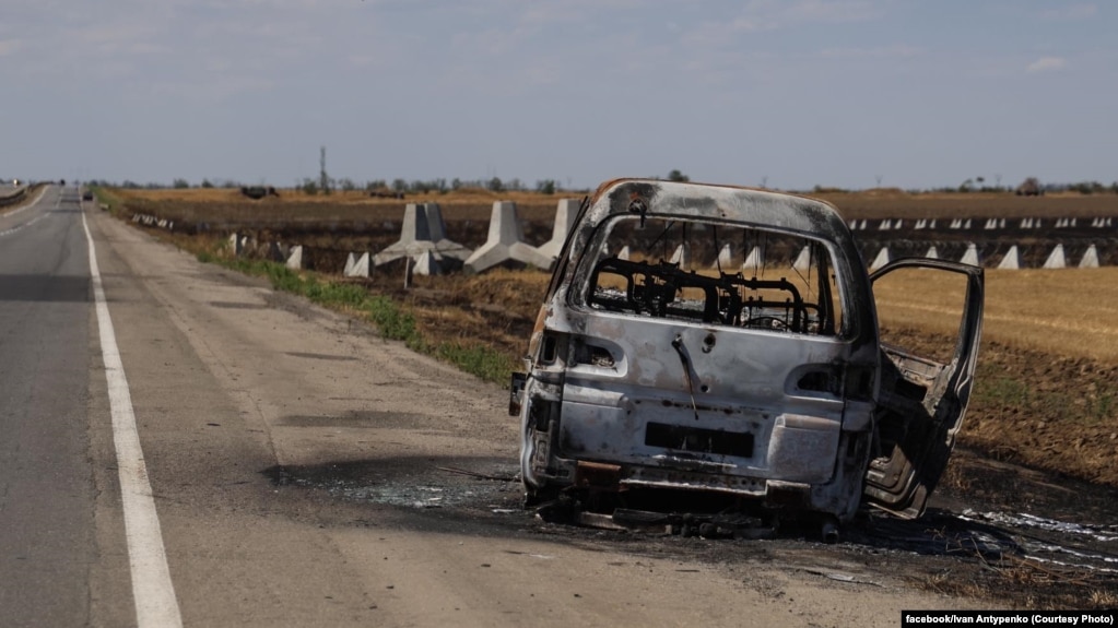 Спалений російськими дронами автомобіль на трасі Херсон-Миколаїв, липень 2025 року
