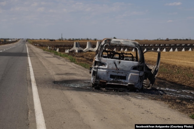 Cпалене російськими дронами авто на трасі Херсон-Миколаїв, липень 2025 року