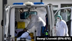 Një ambulancë duke sjell një pacient me COVID-19 në Klinikën Infektive në Shkup. Pacientët me sëmundje kronike, që janë të infektuar me koronavirus, trajtohen në spitale. 