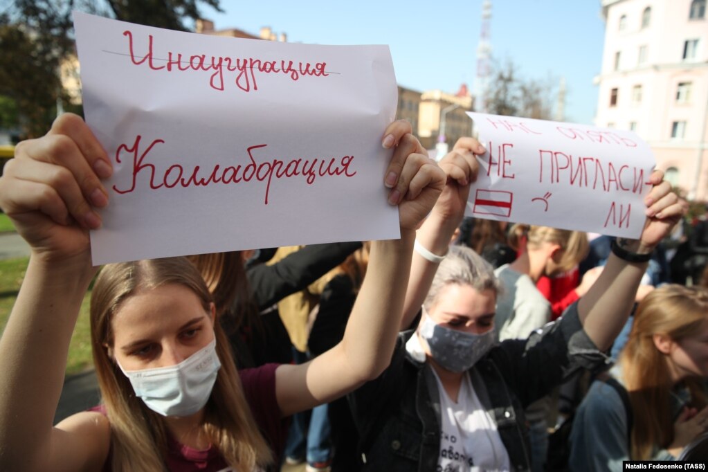 Дівчина тримає у руках плакат: «Інавгурація – Колаборація»
