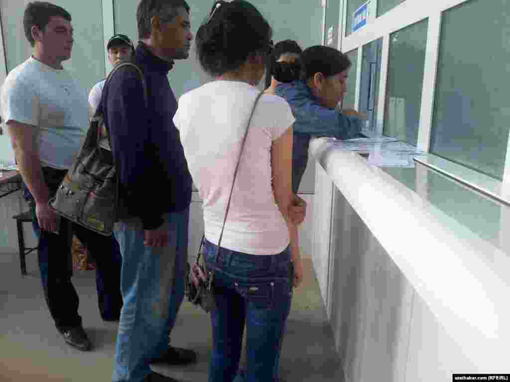 "Altyn Asyr" &ouml;&yacute;j&uuml;kli telefon kassalaryndaky nobat