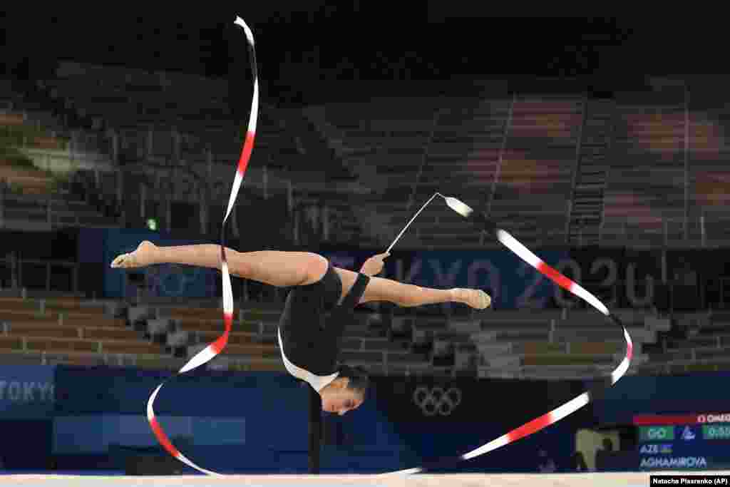 Зохра Агамирова из Азербайджана выступает в квалификационном индивидуальном многоборье по художественной гимнастике на летних Олимпийских играх 2020 года&nbsp;