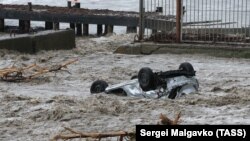 Автомобіль, винесений потоком води на міську набережну. Річка Водоспадна вийшла з берегів після тривалих дощів в Ялті. 18 червня 2021 року