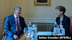 Президент А. Атамбаев Швейцария Конфедерациясынын президенти С. Соммарутта менен жолугушту. Берн, 26-март, 2015