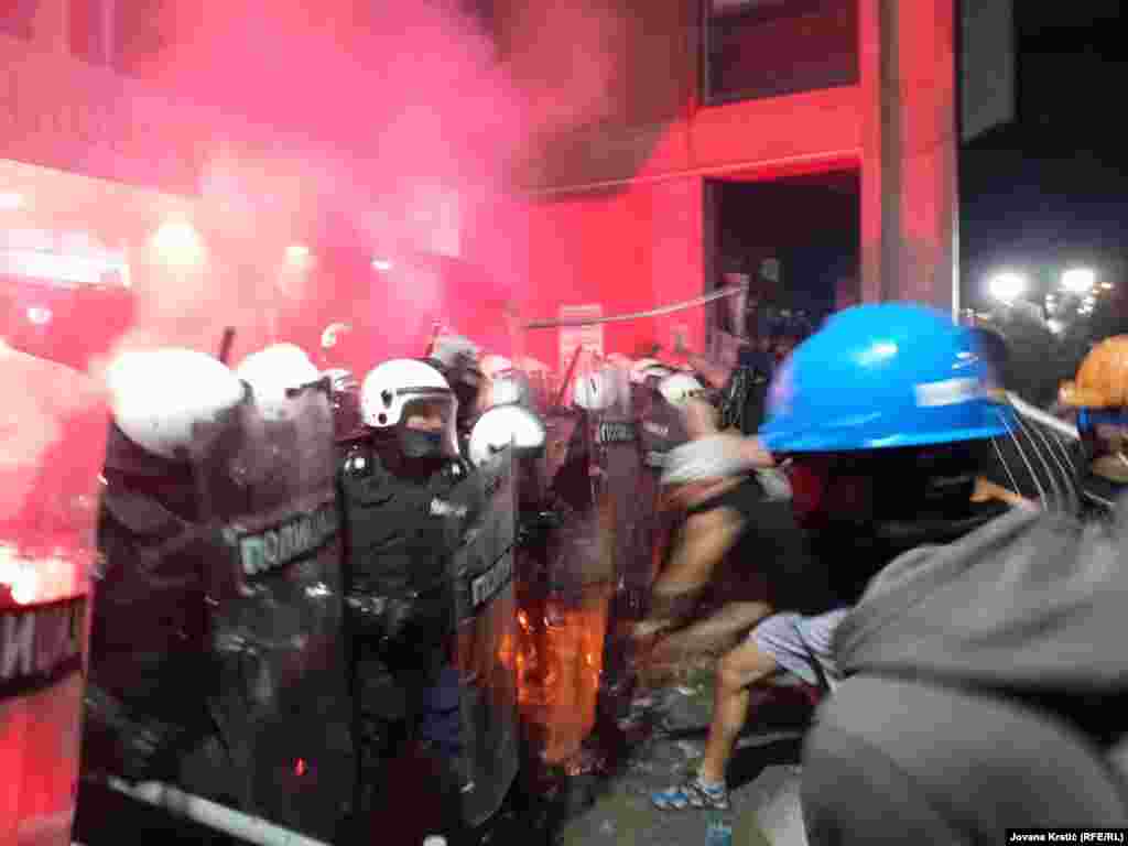 Policijski kordon na početku intervencije ispred Filozofskog fakultata u Novom Sadu.