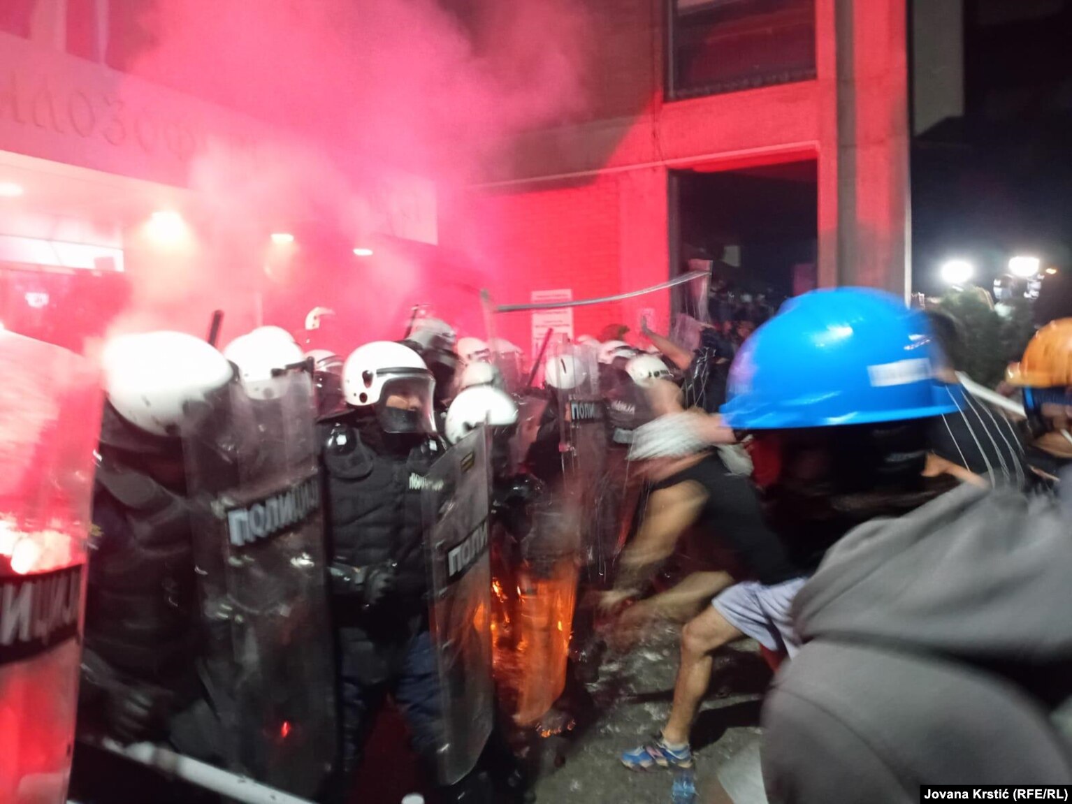 Kordoni policor përpara Fakultetit të Filozofisë në Novi Sad, më 5 shtator 2025.