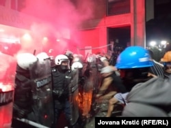 Kordoni policor përpara Fakultetit të Filozofisë në Novi Sad, më 5 shtator 2025.