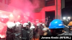 Policijski kordon ispred Filozofskog fakulteta u Novom Sadu, 5. septembar 2025.