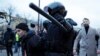 Policija privodi učesnike protesta podrške Navaljnom u Sankt Peterburgu, 21. april