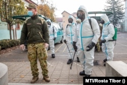 Венгрия: военнослужащие участвуют в дезинфекции школы, где был отмечен очаг заражения коронавирусом