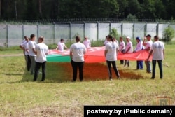 Захід 2 липня 2025 року, організований білоруською владою на перетині трьох країн на тлі латвійського паркану та укріплень. Був гарматний салют, присутні співали радянську «Катюшу» та виголошували промови