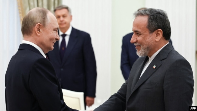 Presidenti i Rusisë, Vladimir Putin (majtas) dhe ministri i Jashtëm i Iranit, Abbas Araqchi, gjatë një takimi në Kremlin më 23 qershor.