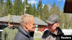 პოლონეთის პრემიერ-მინისტრი დონალდ ტუსკი ჟურნალისტ ანჯეი პოჩობუტს მიესალმა გათავისუფლების, პოლონეთ-ბელარუსის საზღვარზე პატიმრების გაცვლის შემდეგ. 28 აპრილი, 2026 წელი