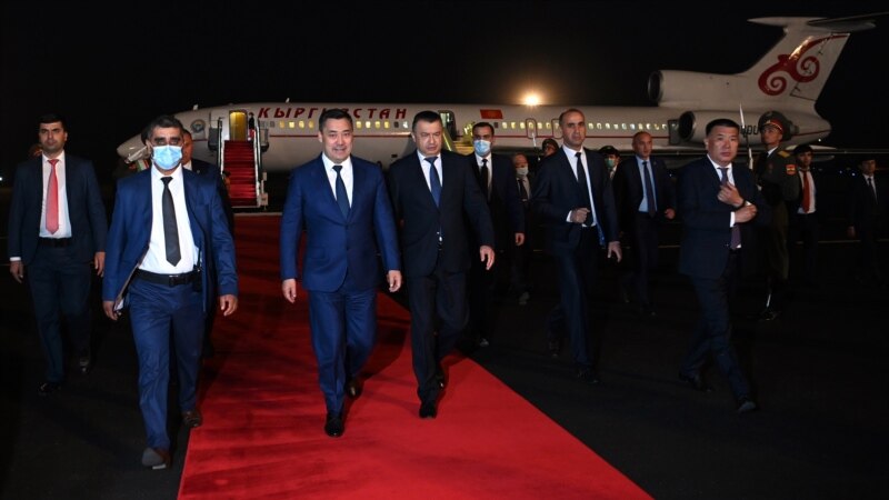 Президент Жапаров ЖККУ жана ШКУ саммиттерине катышуу үчүн Дүйшөмбүгө барды