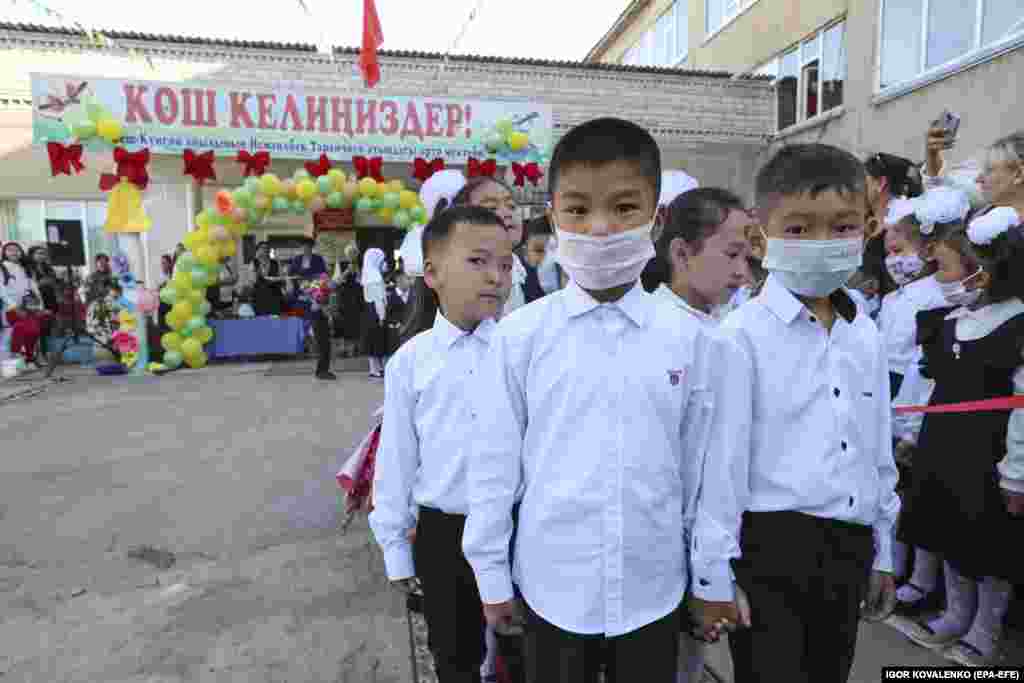 Elevi kârgâzi din clasa întâi participă la ceremonia de deschidere a noului an școlar, în satul Besh-Kungey de lângă Bishkek, Kârgâzstan. &nbsp;