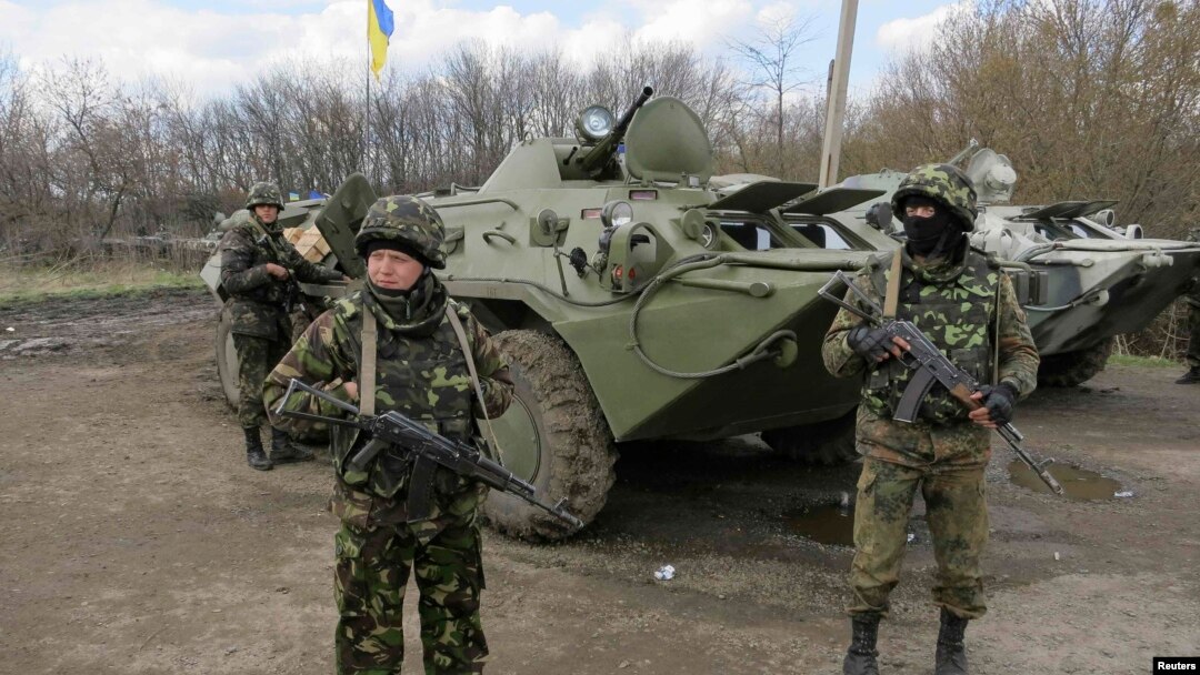 Украинанын чыгышындагы Изюм шаарына жакын жерде турган украин аскерлери, 15-апрель, 2014.