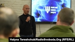 Автор  документального фільму Радіо Свобода «Поверніть мені ім’я» Мар'ян Кушнір виступає перед початком показу стрічки у Львові, 13 травня 2026 року