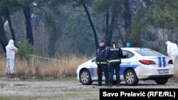 Policija obezbjeđuju istražitelje nakon napada na američku ambasadu u Podgorici, 22. februar 2018.