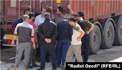 Ин ронандагон гуфтанд, ки аз Эрон ба Тоҷикистон ва баръакс бор мекашонанд