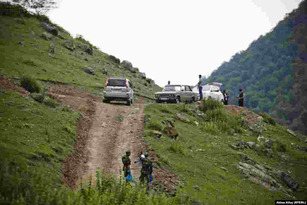 Turş suyun yaxınlığında hərbi hissə olduğundan bura əsgər yaxınları üçün də əlverişli görüş yeridir. Onlar burada piknik edir, çay kənarında əsgər qohumları ilə görüşüb söhbətləşirlər.