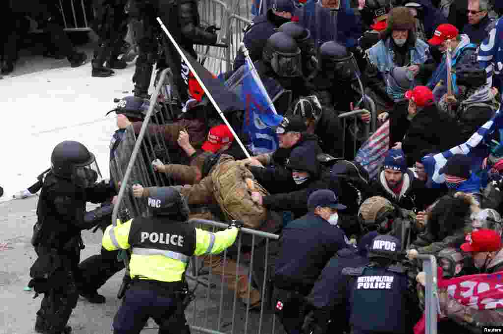 Mai mulți protestatari dărâmă baricada ridicată de polițiști. La scurt timp, după ora 14:00, aceștia au spart geamurile Capitoliului pentru a pătrunde în partea de vest a clădirii, iar în următoarele câteva ore au vandalizat și jefuit interiorul și au răscolit birourile congresmenilor americani, căutându-i pe cei pe care îi considerau dușmani ai poporului american.