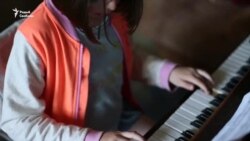 Як 10-гадовая праўнучка Васіля Быкава грае на піяніна