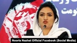 آرشیف، نوریه نزهت سخنگوی وزارت معارف افغانستان حین یک کنفرانس خبری در کابل.