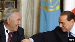 Президент Казахстана Нурсултан Назарбаев и премьер-министр Италии Сильвио Берлускони в Риме. 5 ноября 2009 года.