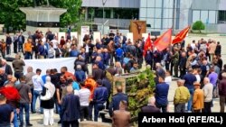 Protestuesit mbajnë flamuj me stemën e UÇK-së.