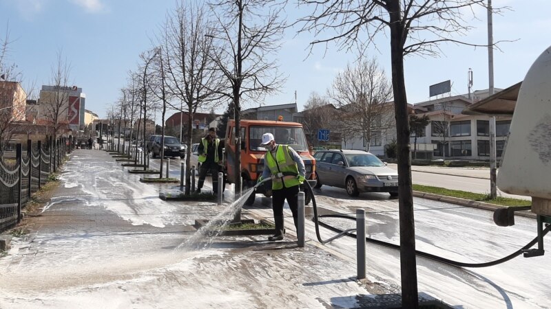 Komuna e Prishtinës pastron rrugët si masë kundër Covid-19