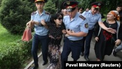 په قزاقستان کې پولیس د مظاهره چیانو د نیولو په حال کې