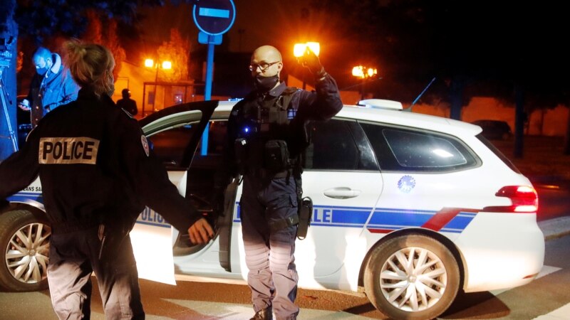 Тројца убиени полицајци во судир со насилник во едно село во Франција
 
