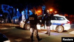 Полицейские охраняют территорию недалеко от места нападения с ножом в парижском пригороде Конфлан Сент-Онорин. Франция, 16 октября 2020 года.