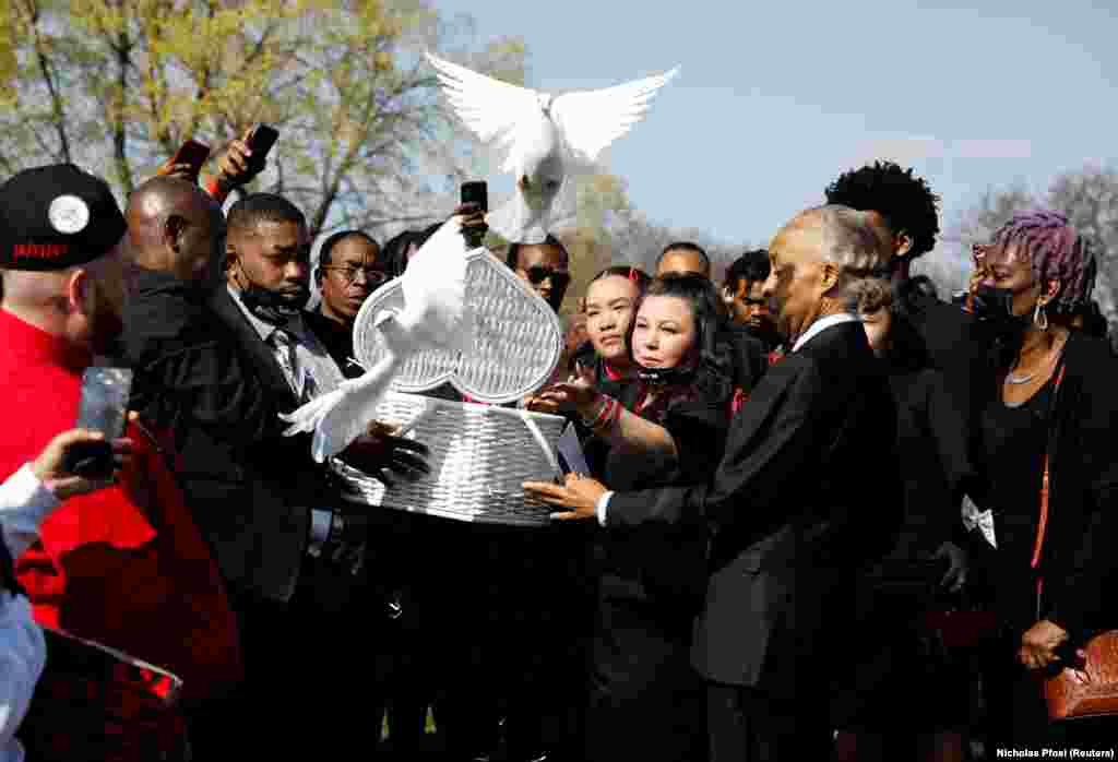 Fehér galambokat enged szabadon Katie Wright fia temetésén. Daunte Wrightot rendőrök lőtték le egy közlekedési igazoltatás során.&nbsp;