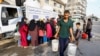 Civilii palestinieni așteaptă ore în șir pentru a obține apă potabilă și pentru igienă.
