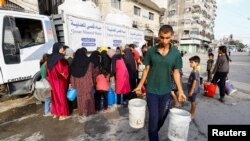 Civilii palestinieni așteaptă ore în șir pentru a obține apă potabilă și pentru igienă.
