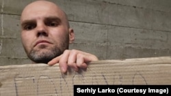 П’ятеро чоловіків оголосили голодування, вимагаючи зустрічі з представниками українського посольства