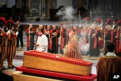 Un moment din timpul slujbei din Bazilica Sfântul Petru de la Vatican, miercuri, 23 aprilie 2025.